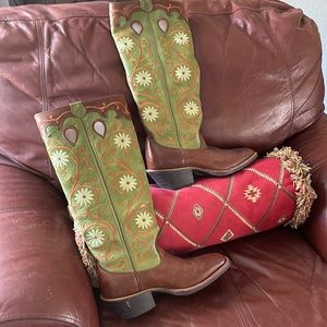 Women’s twisted x boots.